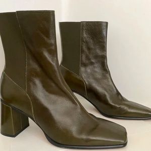 Free People SHOE THE BEAR Agate Chelsea Boots NWOT